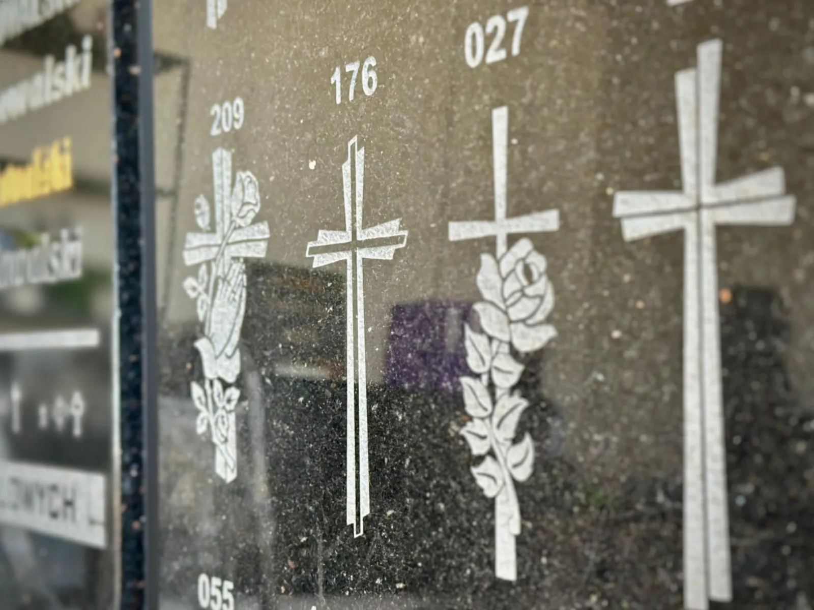 Znaczenie najpopularniejszych symboli na nagrobkach: krzyże, anioły, kwiaty i ich symbolika w sztuce funeralnej